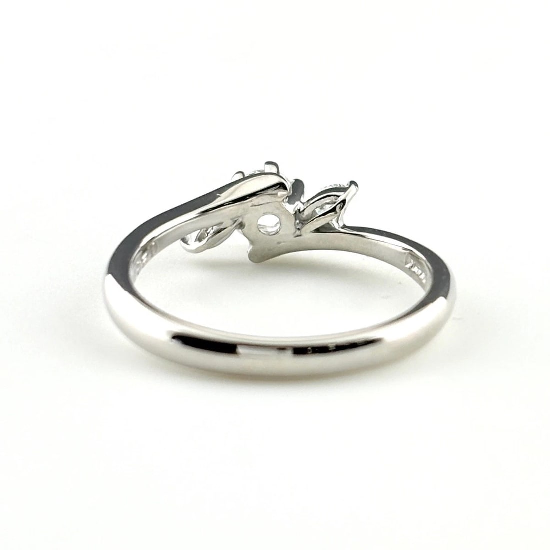 MELEE DIAMOND DESIGN PLATINUM RING - 5