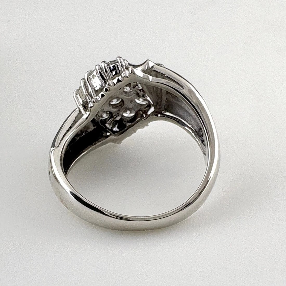MELEE DIAMOND DESIGN PLATINUM RING - 4