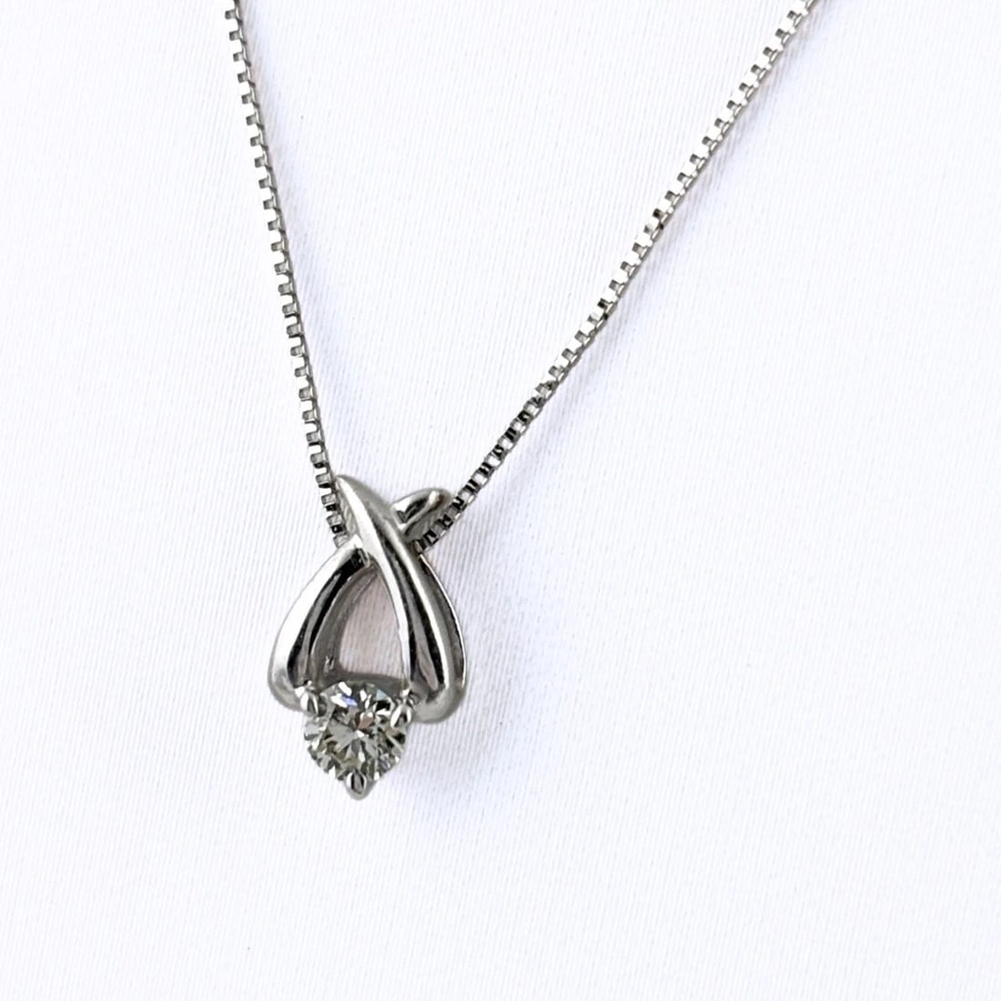 DIAMOND DESIGN WHITEGOLD PENDANT NECKLACE: Diamond design WhiteGold Pendant Necklace Brand: Unbranded Type/Style: Necklace Material: 18K WG, Main Stone/Creation Natural Color: WG Size: Chain / code 46cm(18.1") Chain width 0.5mm(0.0") Pendant s