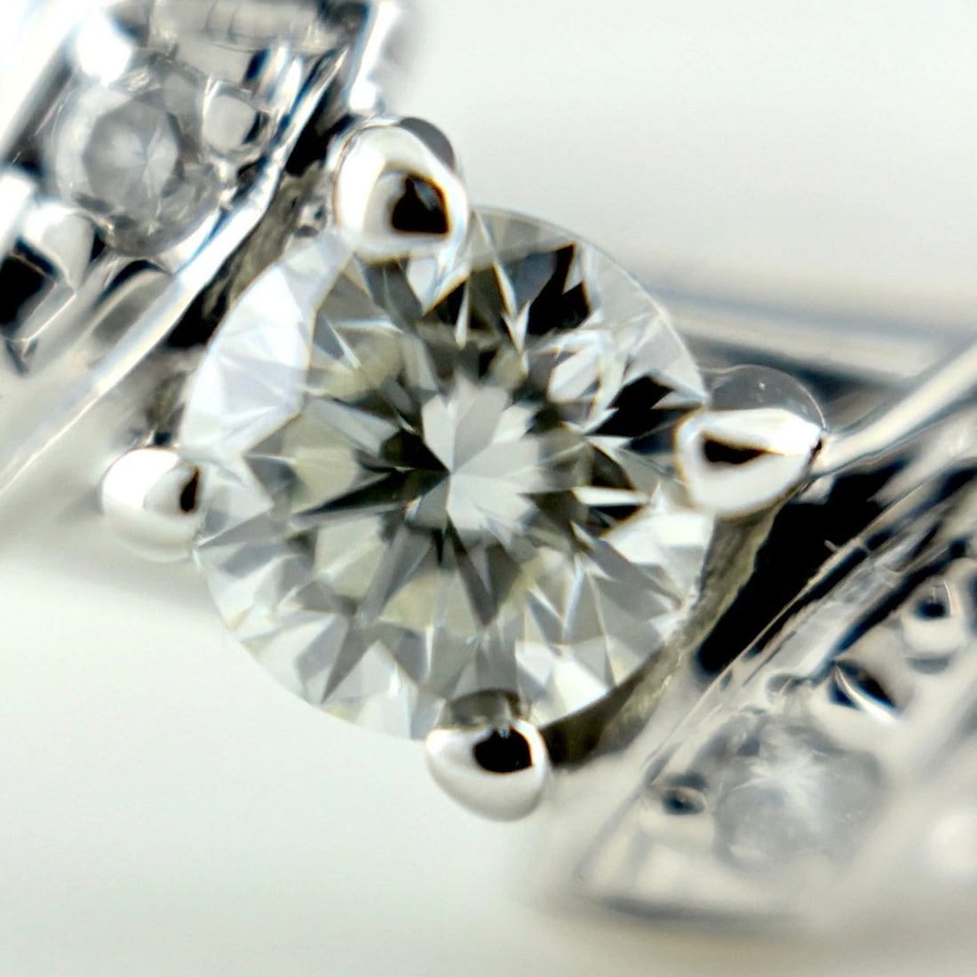 MELEE DIAMOND DESIGN PLATINUM RING - 2