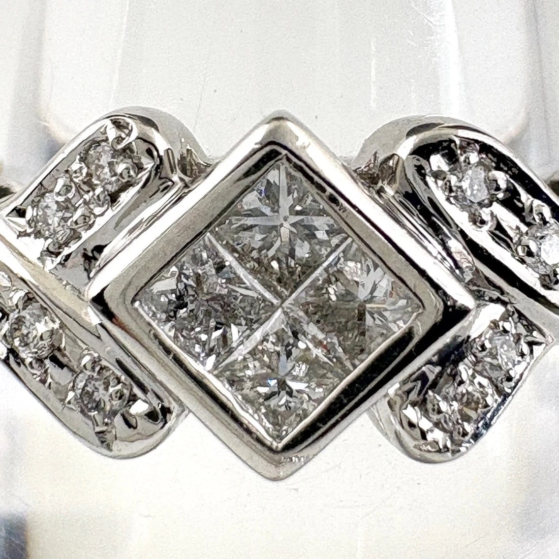 MELEE DIAMOND DESIGN PLATINUM RING - 2