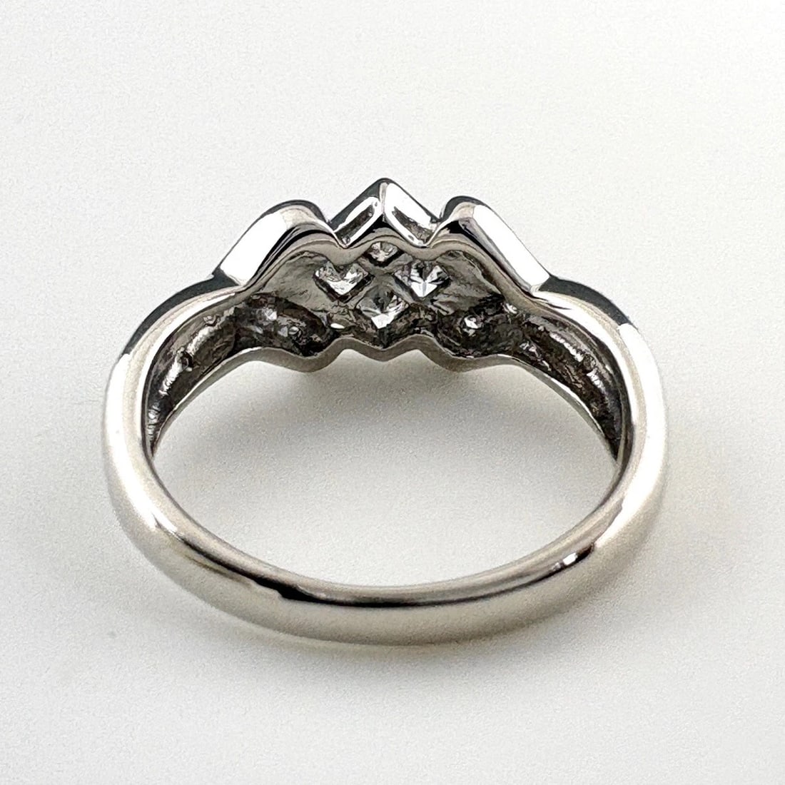 MELEE DIAMOND DESIGN PLATINUM RING - 4