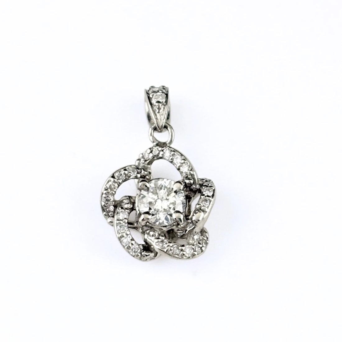 DIAMOND DESIGN PENDANT HEAD PLATINUM MELEE: Diamond Design Pendant Head Platinum melee Brand: Unbranded Type/Style: Pendant Head Material: Pt900, Main Stone/Creation Natural Color: None Size: Total length of the pendant head including a bail