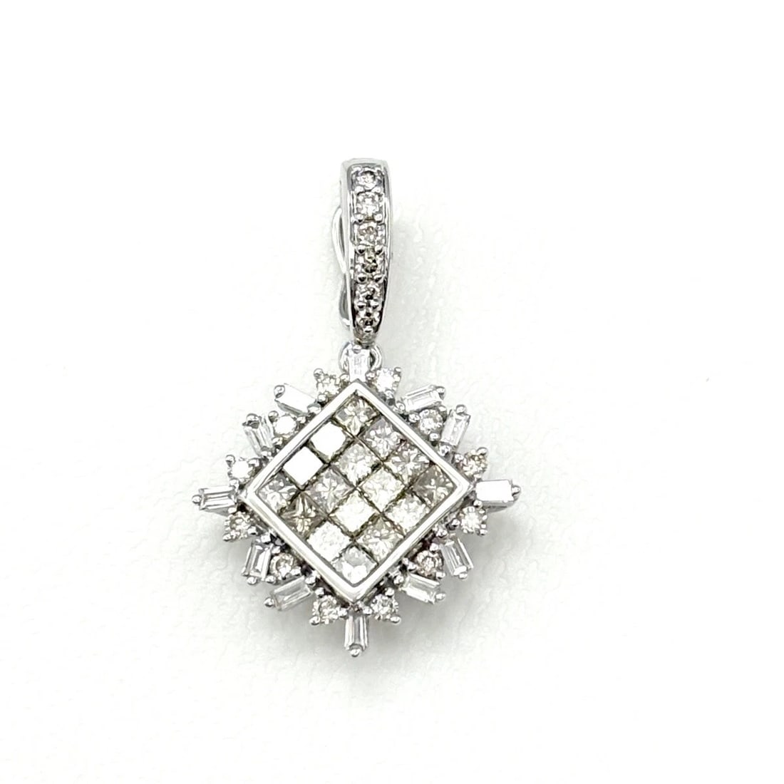 MELEE DIAMOND PENDANT HEAD WG: melee diamond Pendant Head WG Brand: Unbranded Type/Style: Pendant Head Material: 18K ?WG, Main Stone/Creation Natural Color: WG Size: Total length of the pendant head including a bail