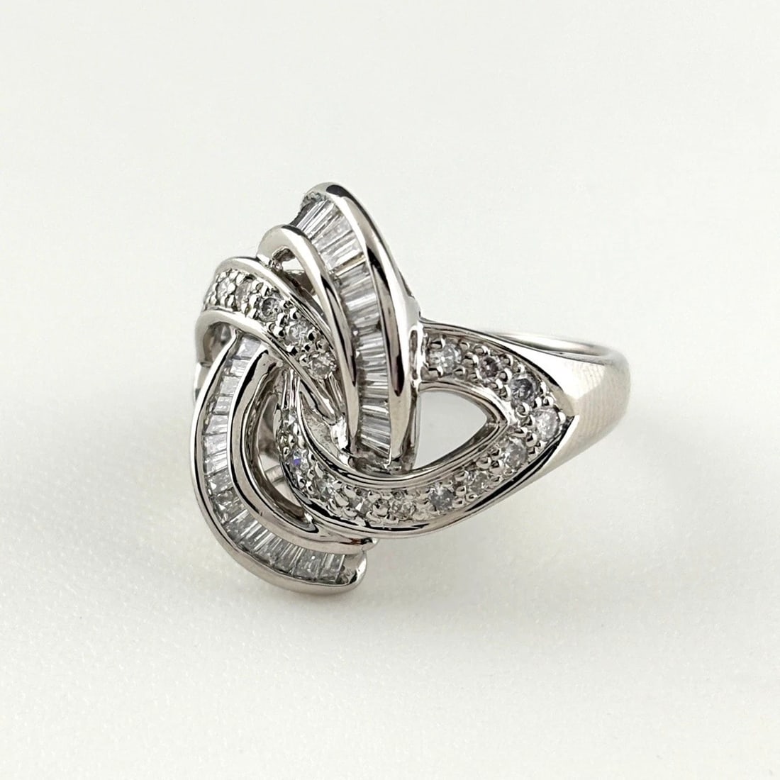 MELEE DIAMOND DESIGN RING PLATINUM RINGPT850 DIAMOND: melee diamond design ring Platinum RingPt850 diamond Brand: Unbranded Type/Style: Ring Material: Pt850, Main Stone/Creation Natural Color: Silver Size: US 6 Accessories: None Accessories N