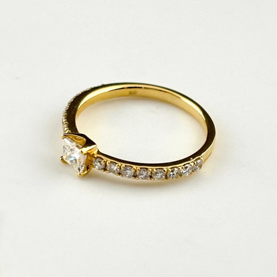 MELEE DIAMOND DESIGNYG YELLOWGOLD RING: Melee Diamond DesignYG YellowGold Ring Brand: Unbranded Type/Style: Ring Material: 18K, Main Stone/Creation Natural Color: YellowGold Size: US 5 Accessories: None Accessories Notice: When purchasing