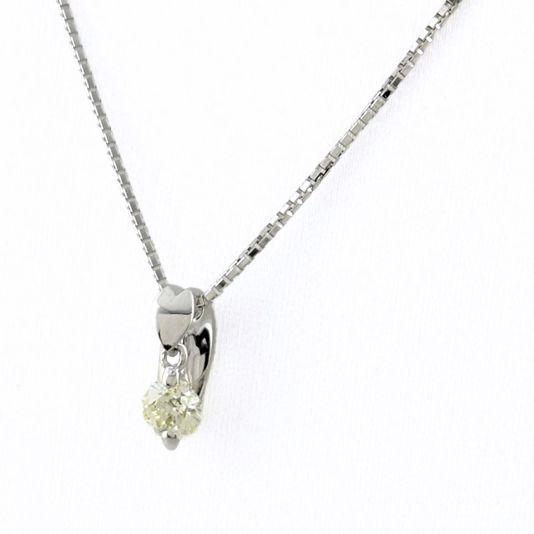 DIAMOND DESIGN NECKLACE WGPENDANT: Diamond design necklace WGPendant Brand: Unbranded Type/Style: Necklace Material: 18K ?WG, Main Stone/Creation Natural Color: WG Size: Chain / code 44.5cm(17.5") Pendant size 9.5?3.7mm(0.4") Acces