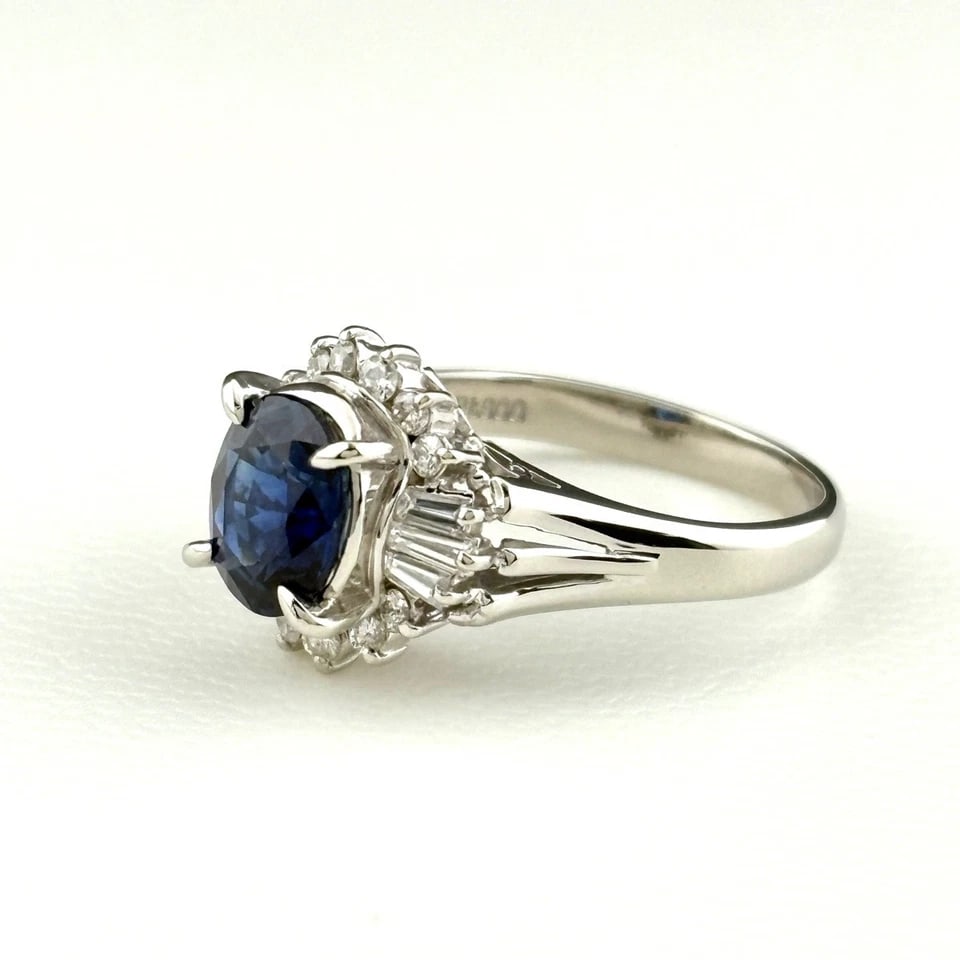 SAPPHIRE DESIGN PLATINUM MELEE DIAMOND RING: sapphire design Platinum melee diamond Ring Brand: Unbranded Type/Style: Ring Material: Pt900, Main Stone/Creation Sapphire Diamond Color: None Size: US 4.5 to 5 Accessories: None Accessories Notice: