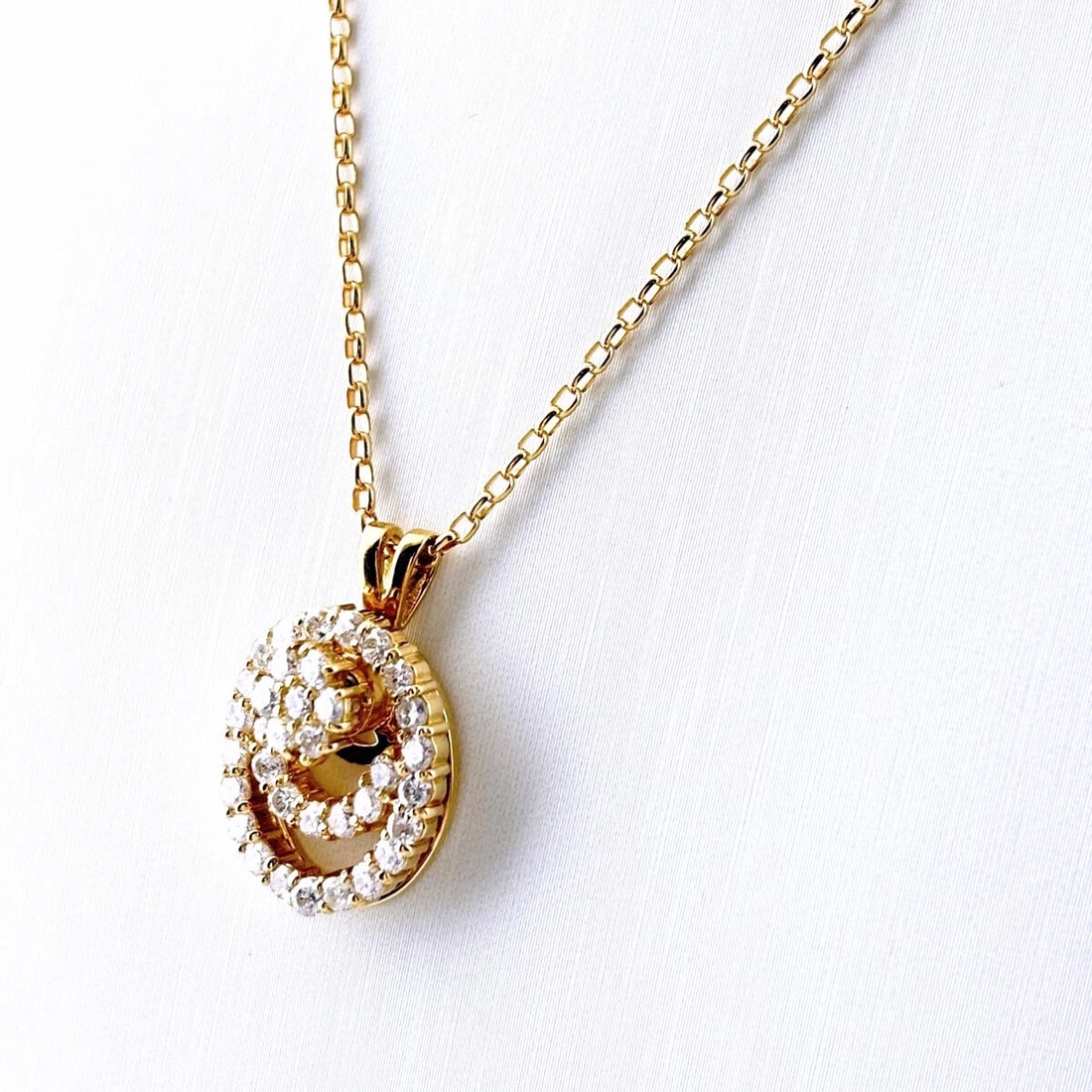 MELEE DIAMOND DESIGN NECKLACE YG PENDANT NECKLACE: melee diamond design necklace YG Pendant Necklace Brand: Unbranded Type/Style: Necklace Material: 18KYellowGold, Main Stone/Creation Natural Color: YellowGold Size: Chain width 1.4mm(0.1") Chain / cod