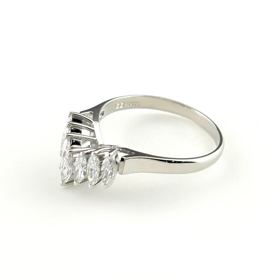 MELEE DIAMOND DESIGNPLATINUM RING: melee diamond designPlatinum Ring Brand: Unbranded Type/Style: Ring Material: Pt900, Main Stone/Creation Natural Color: PT Size: US 8 to 8.5 Accessories: None Accessories Notice: When purc