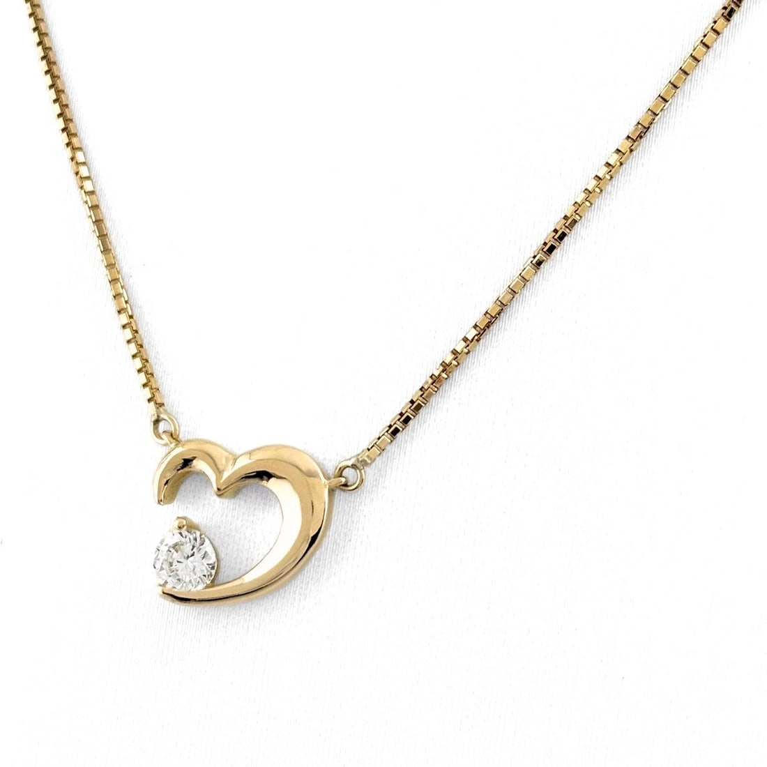 HEART MOTIF DESIGN NECKLACE YG YELLOWGOLD PENDANT: Heart motif design Necklace YG YellowGold Pendant Brand: Unbranded Type/Style: Necklace Material: 18KYellowGold, Main Stone/Creation Natural Color: YellowGold Size: Chain / code 41.5cm(16.3")Chain