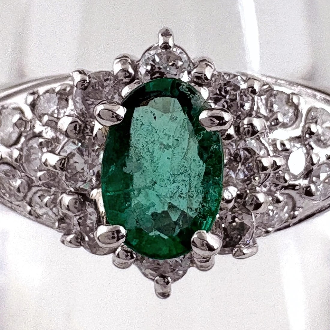 EMERALD DESIGN PLATINUM MELEE DIAMOND RING: emerald design Platinum melee diamond Ring Brand: Unbranded Type/Style: Ring Material: Pt900, Main Stone/Creation Emerald diamond Color: None Size: US 6 to 6.5 Accessories: None Accessorie