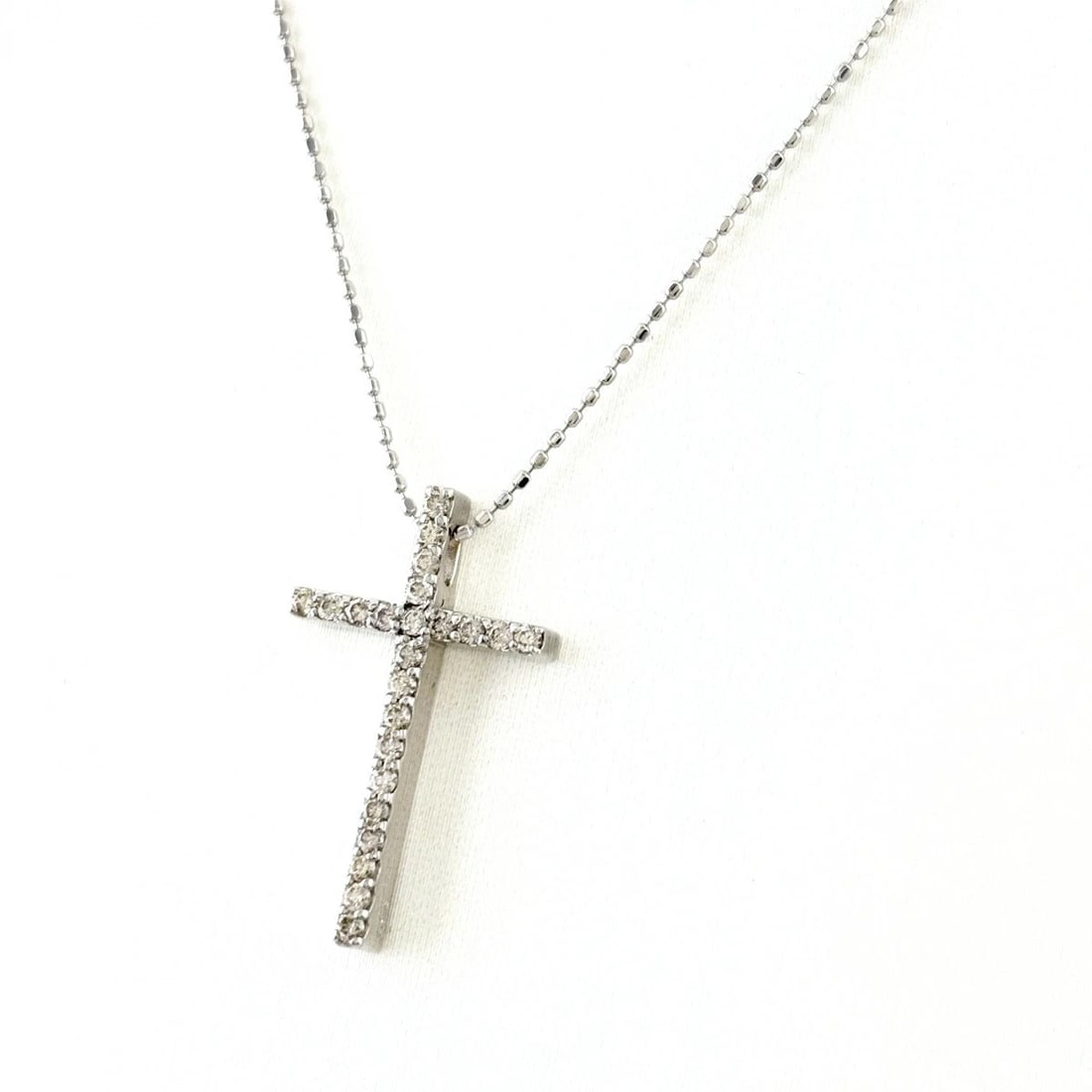 CROSS MOTIF DESIGN NECKLACE WHITEGOLD PENDANT MELEE DIAMOND: Cross motif design Necklace WhiteGold Pendant melee diamond Brand: Unbranded Type/Style: Necklace Material: 18K WG, Main Stone/Creation Natural Color: WG Size: Chain / code 40cm(15.7")Chain width 0.8m