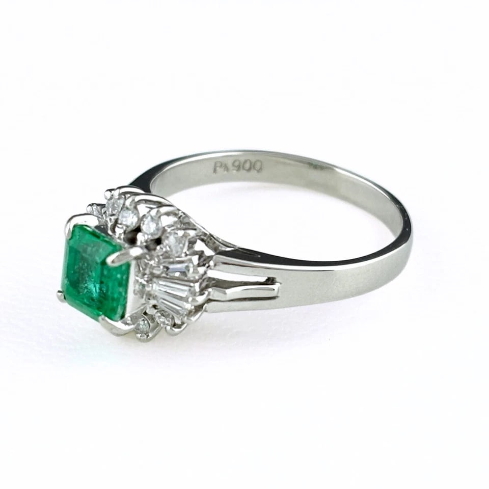 EMERALD DESIGN PLATINUM MELEE DIAMOND RING: emerald design Platinum melee diamond Ring Brand: Unbranded Type/Style: Ring Material: Pt900, Main Stone/Creation Emerald diamond Color: None Size: US 5 to 5.5 Accessories: None Accessories Notice: