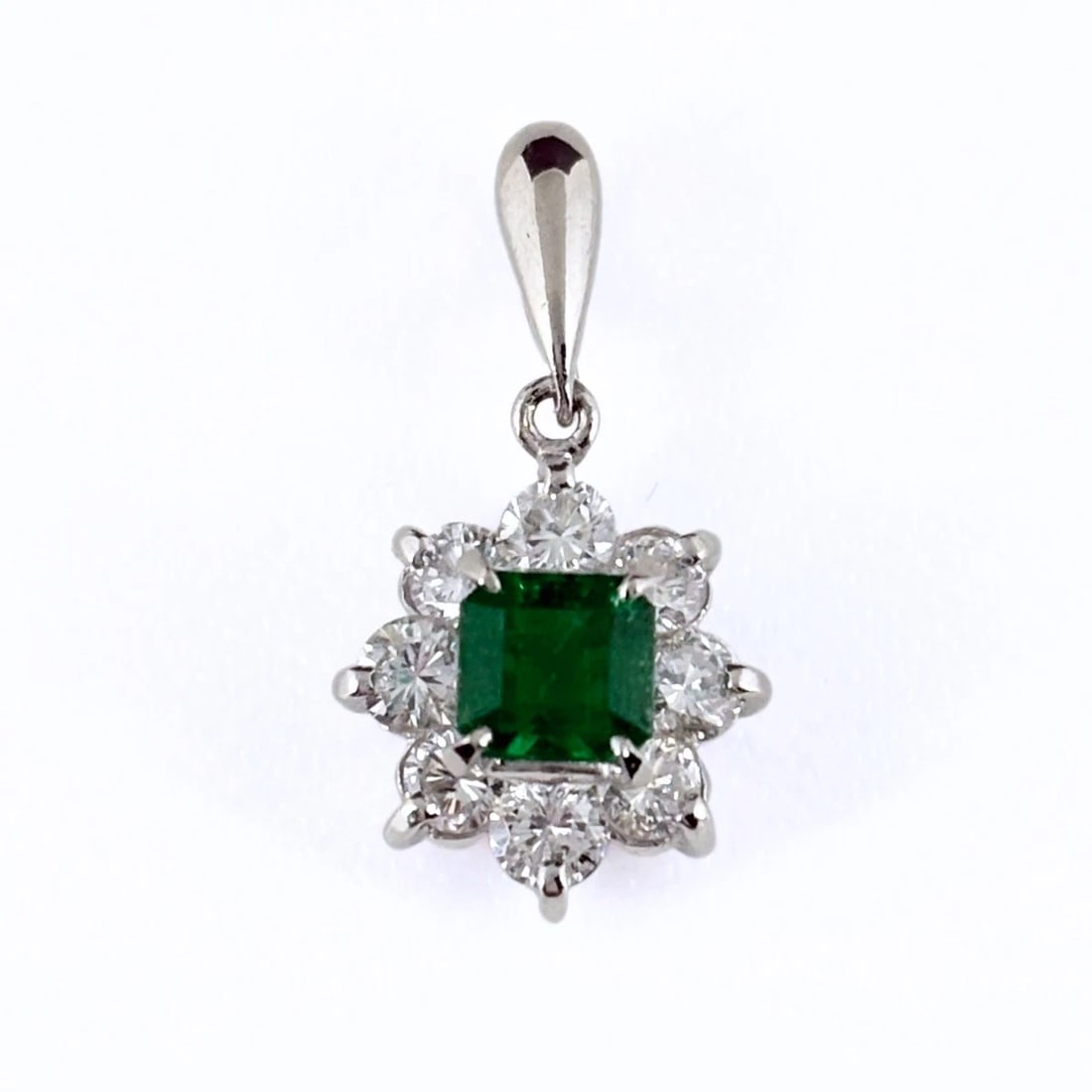 EMERALD PENDANT HEAD PLATINUM MELEE DIAMOND: Emerald Pendant Head Platinum melee diamond Brand: Unbranded Type/Style: Pendant Head Material: Pt900, Main Stone/Creation Emerald Color: PT Size: Total length of the pendant head including a bail