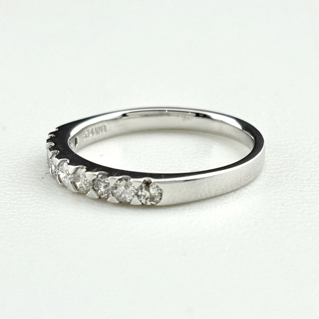 MELEE DIAMOND DESIGN WHITEGOLD RING: melee diamond design WhiteGold Ring Brand: Unbranded Type/Style: Ring Material: K14 WG, Main Stone/Creation Natural Color: White Gold Size: US 8) Accessories: None Accessories Notice: When