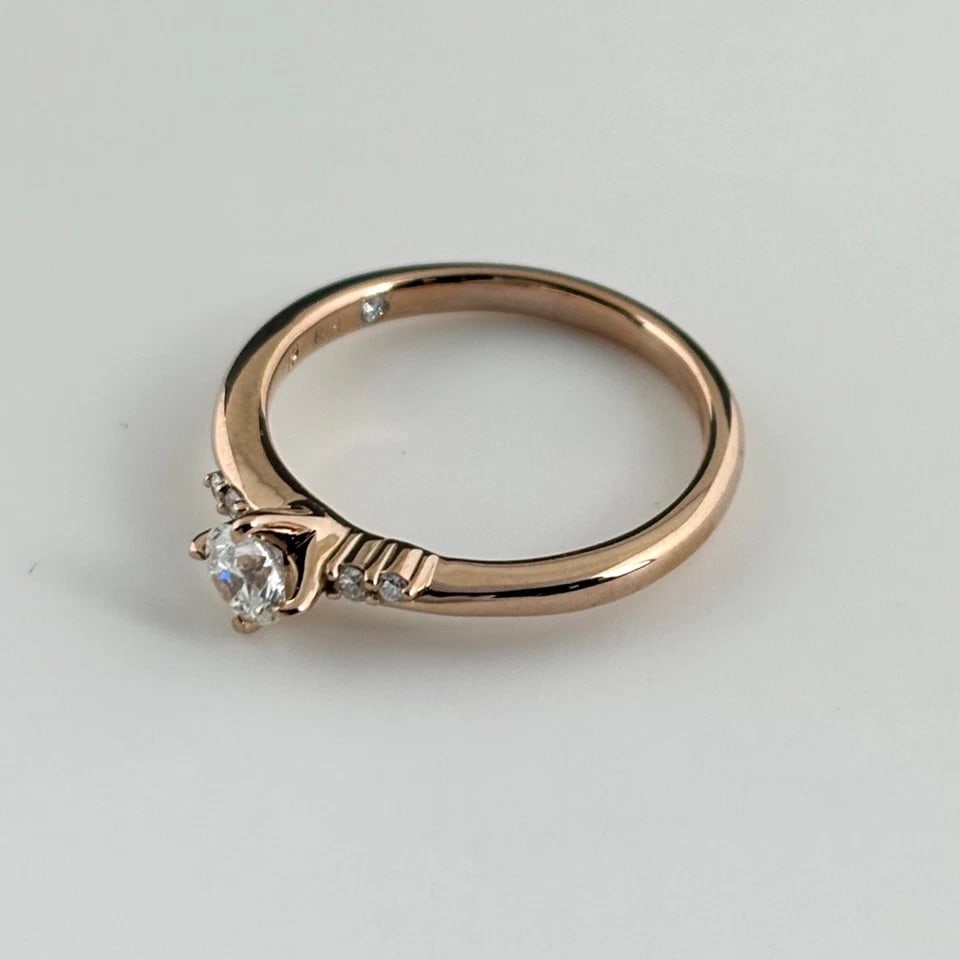 DIAMOND DESIGN PG PINK GOLD RING MELEE DIAMOND RING: diamond design PG Pink Gold Ring Melee Diamond Ring Brand: Unbranded Type/Style: Ring Material: 18KPG, Main Stone/Creation Natural Color: PG Size: US 5 Accessories: None Accessories Notice: When