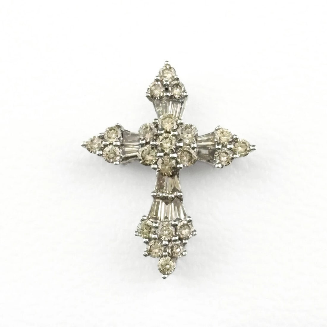 CROSS MOTIF PENDANT HEAD WG DIAMOND: Cross motif Pendant Head WG diamond Brand: Unbranded Type/Style: Pendant Head Material: 18KWhite Gold, Main Stone/Creation Natural Color: White Gold Size: Pendant size 18.3?14.8mm(0.7") Inside
