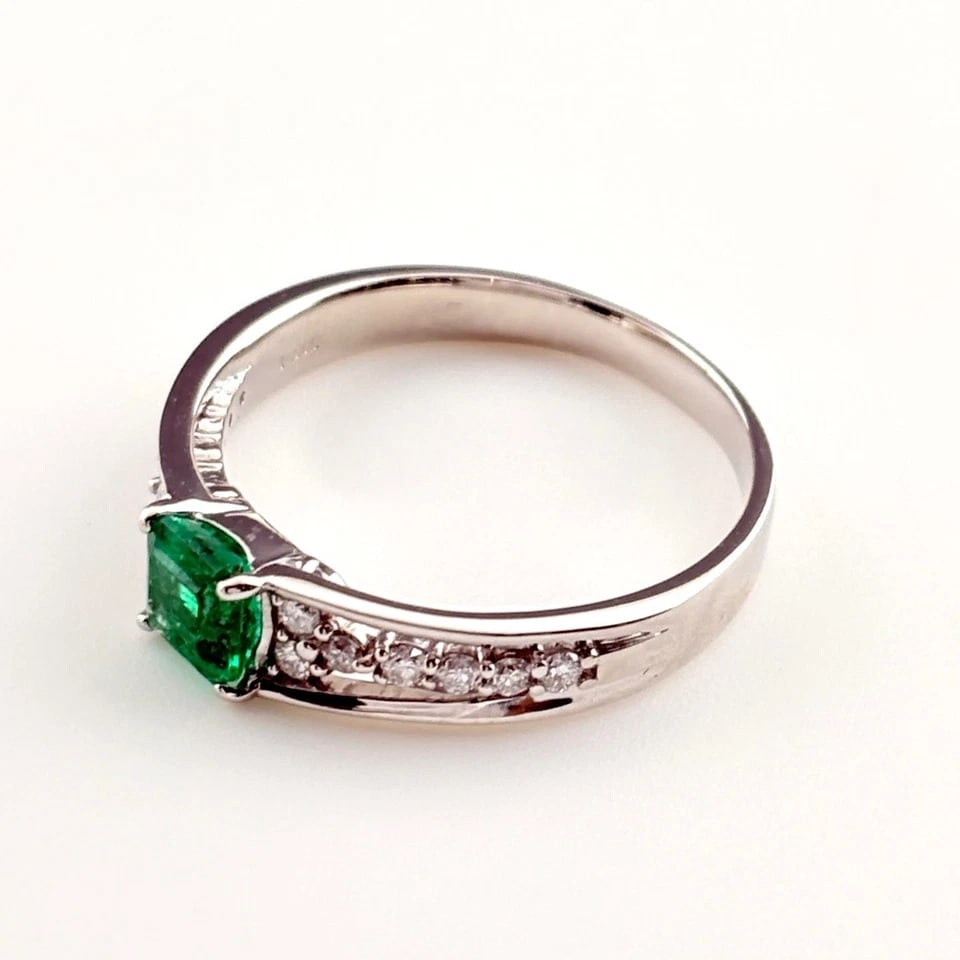EMERALD DESIGN PLATINUM MELEE DIAMOND RING: emerald design Platinum melee diamond Ring Brand: Unbranded Type/Style: Ring Material: Pt900, Main Stone/Creation Emerald diamond Color: None Size: US 6.5 to 7 Accessories: None Accessorie