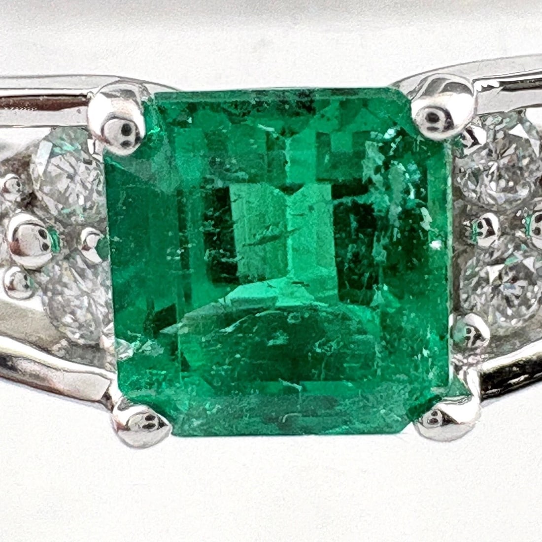 EMERALD DESIGN PLATINUM MELEE DIAMOND RING - 2