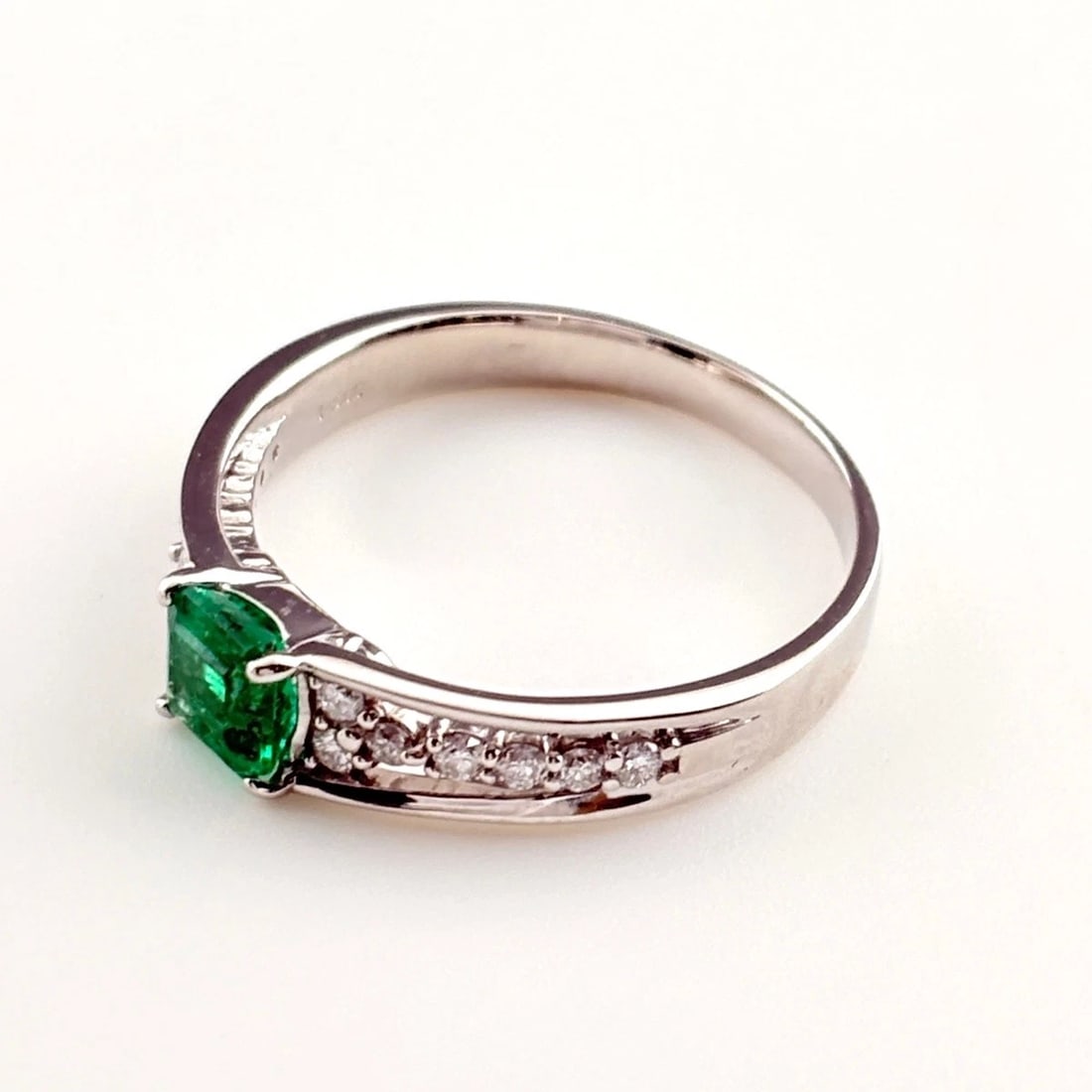 EMERALD DESIGN PLATINUM MELEE DIAMOND RING - 3