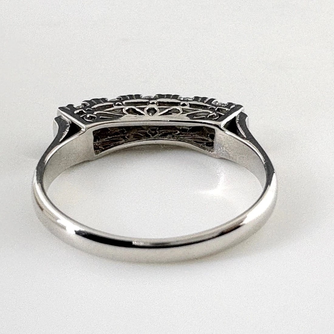 MELEE DIAMOND DESIGN PLATINUM RING - 2
