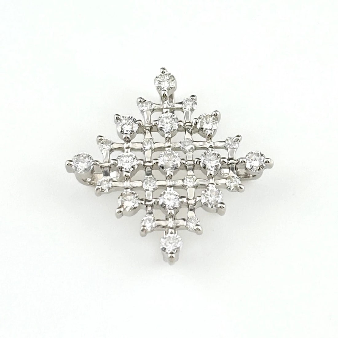MELEE DIAMOND PLATINUM PENDANT HEAD: melee diamond Platinum Pendant Head Brand: Unbranded Type/Style: Pendant Head Material: Pt900, Main Stone/Creation Natural Color: None Size: Pendant size 23.1?23.1mm(0.9") Inside diameter of the bail 