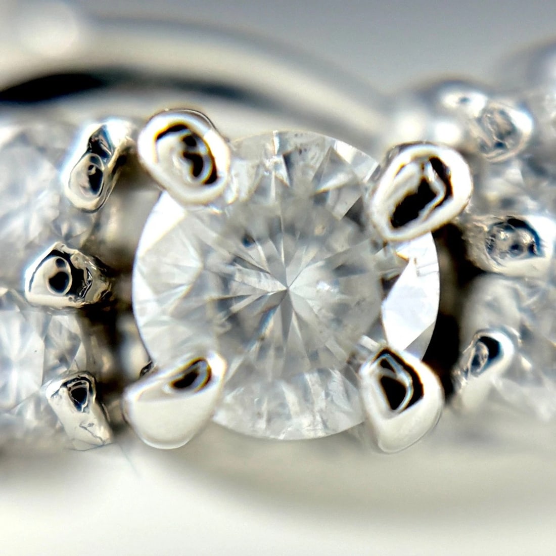 MELEE DIAMOND DESIGN PLATINUM RING - 2