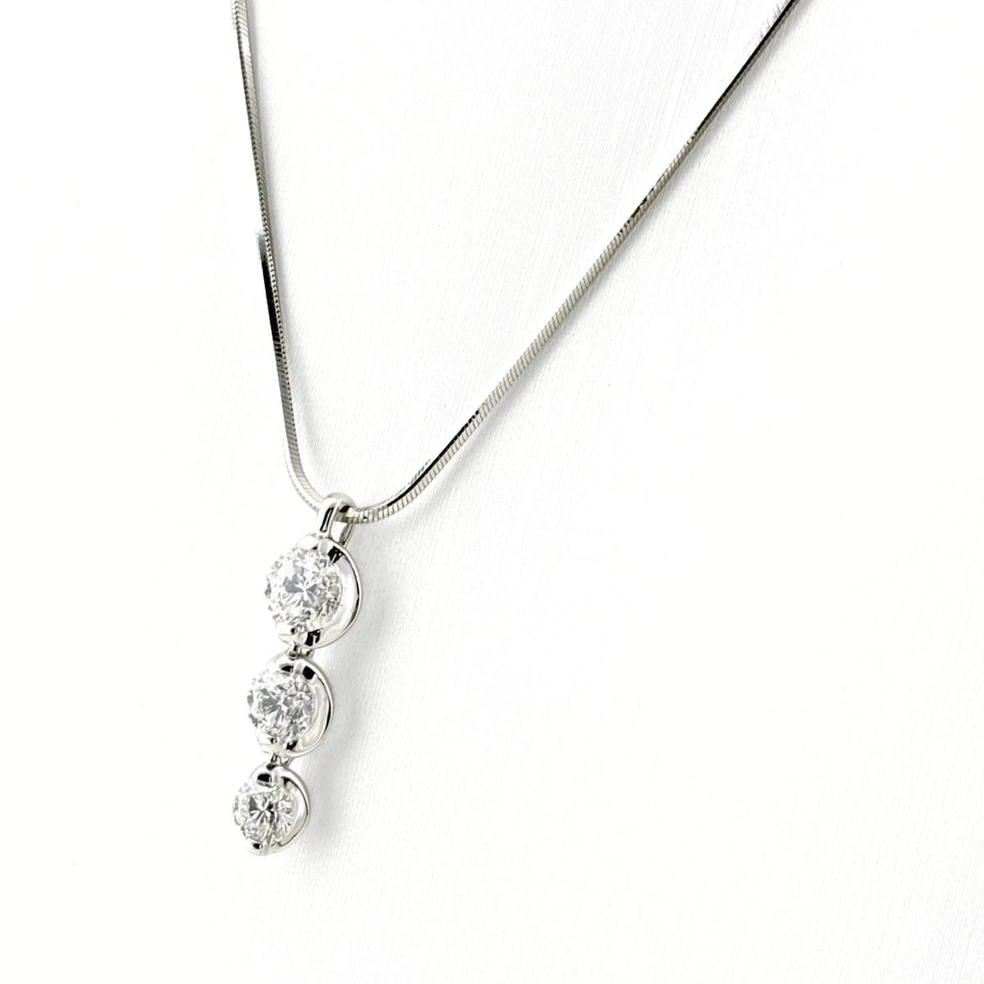 TRILOGY DIAMOND DESIGN NECKLACE PLATINUM PENDANT: trilogy Diamond design necklace Platinum Pendant Brand: trilogy Type/Style: Necklace Material: Pt900 Pt850, Main Stone/Creation Natural Color: None Size: Chain / code 45.5cm(17.9")Chain width 0.7mm(0.