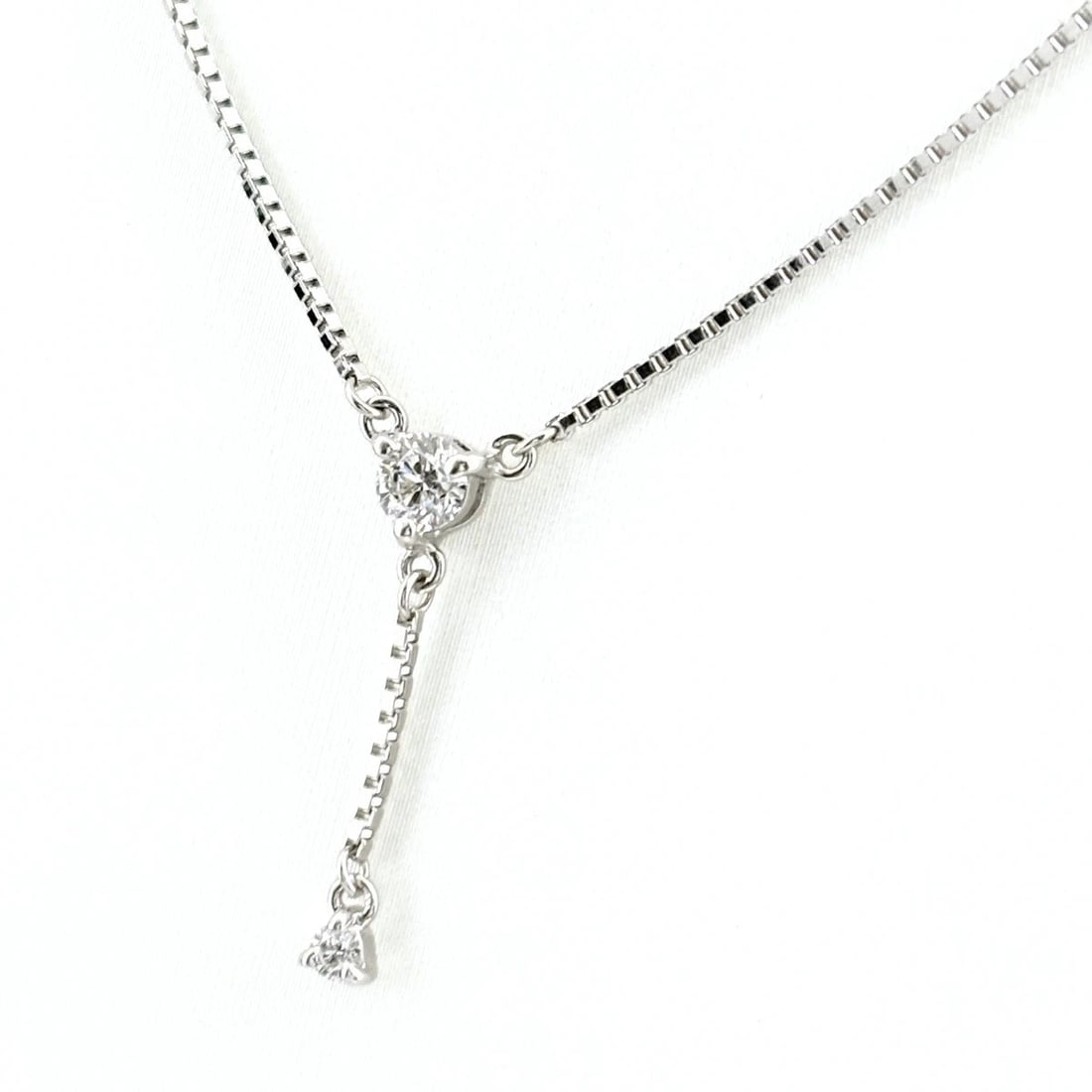 DIAMOND DESIGN WHITE GOLD PENDANT MELEE SWING NECKLACE: Diamond design White Gold Pendant Melee Swing Necklace Brand: Unbranded Type/Style: Necklace Material: White Gold18K, Main Stone/Creation Natural Color: White Gold Size: Chain / code 40.5cm(15.9")