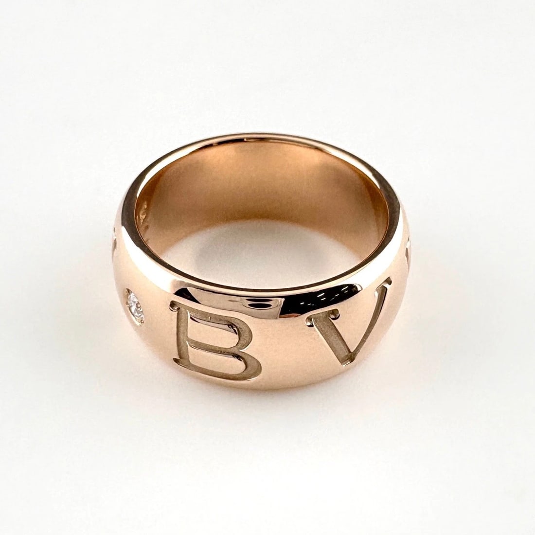 BVLGARI MONOLOGO RING PG PINK GOLD RING: BVLGARI Monologo Ring PG Pink Gold Ring Brand: BVLGARI Type/Style: Ring Material: 750 Pink Gold, Main Stone/Creation Natural Color: Pink Gold Size: US 6 Accessories: None Accessories Notice: When