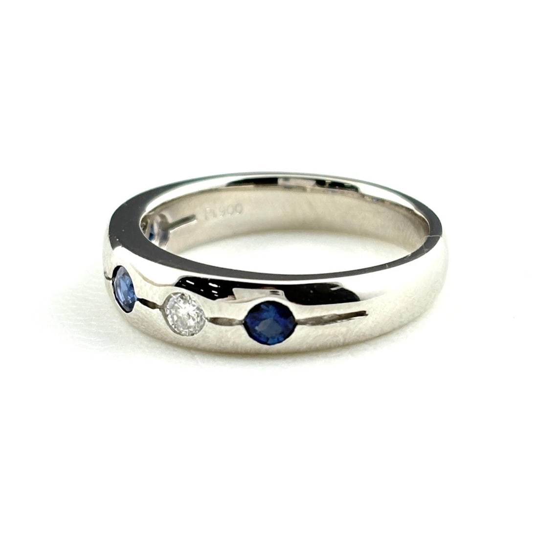 SAPPHIRE DESIGN PLATINUM MELEE DIAMOND RING: sapphire design Platinum melee diamond Ring Brand: Unbranded Type/Style: Ring Material: Pt900, Main Stone/Creation Sapphire Diamond Color: None Size: US 6.5 to 7 Accessories: None Accessories Notice: