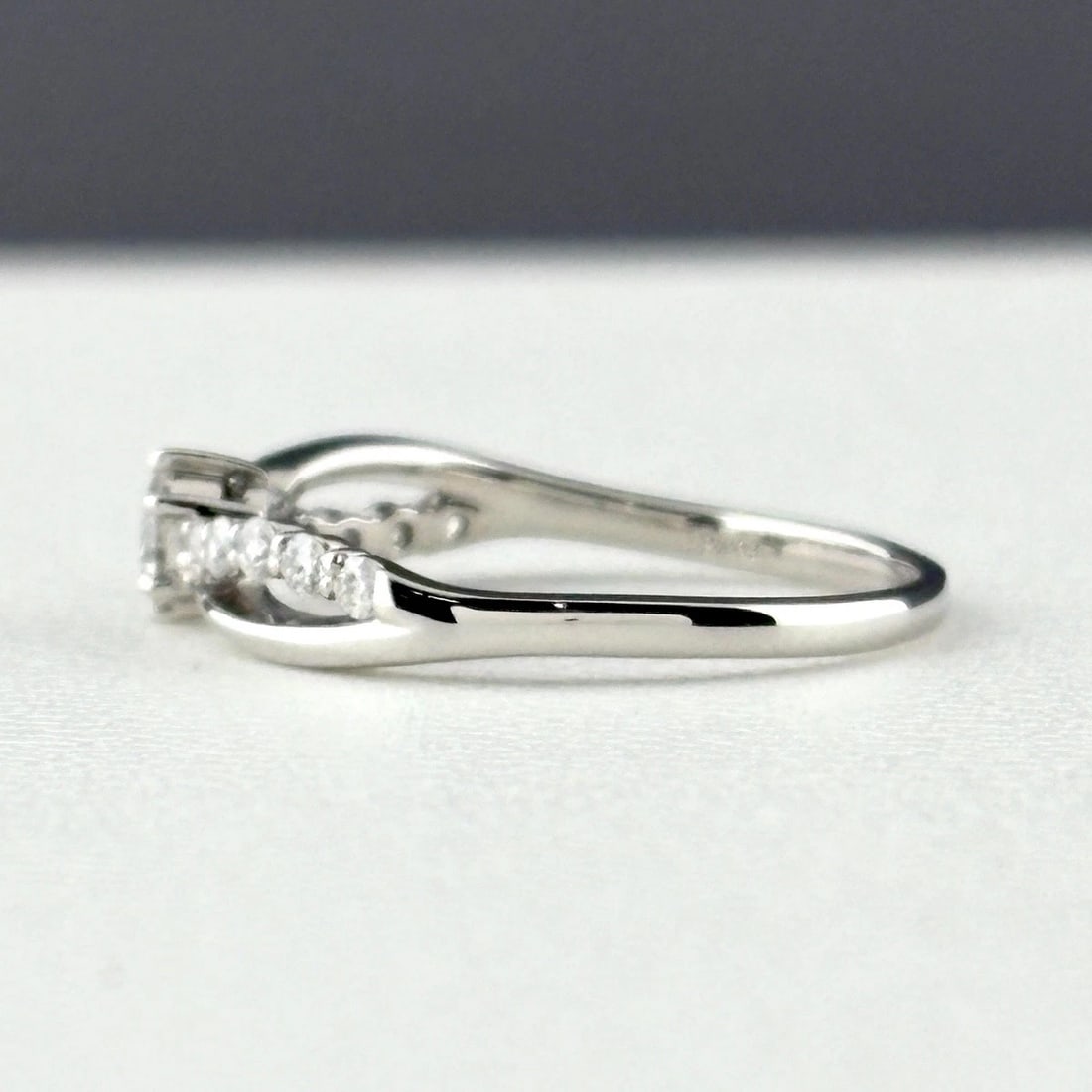 MELEE DIAMOND DESIGN PLATINUM RING: melee diamond design Platinum Ring Brand: Unbranded Type/Style: Ring Material: Pt900, Main Stone/Creation Natural Color: None Size: US 6.5 Accessories: None Accessories Notice: When purcha