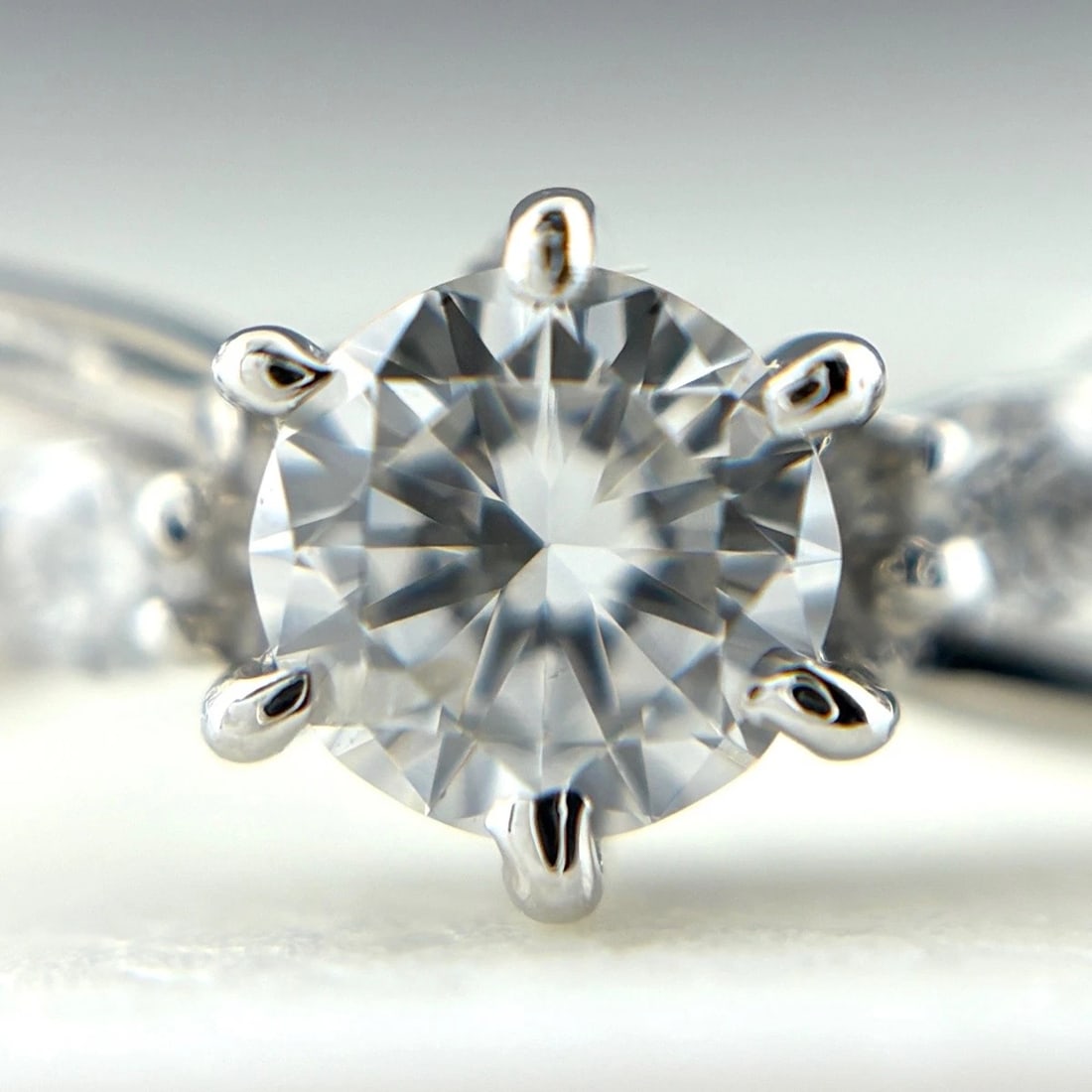 MELEE DIAMOND DESIGN PLATINUM RING - 2