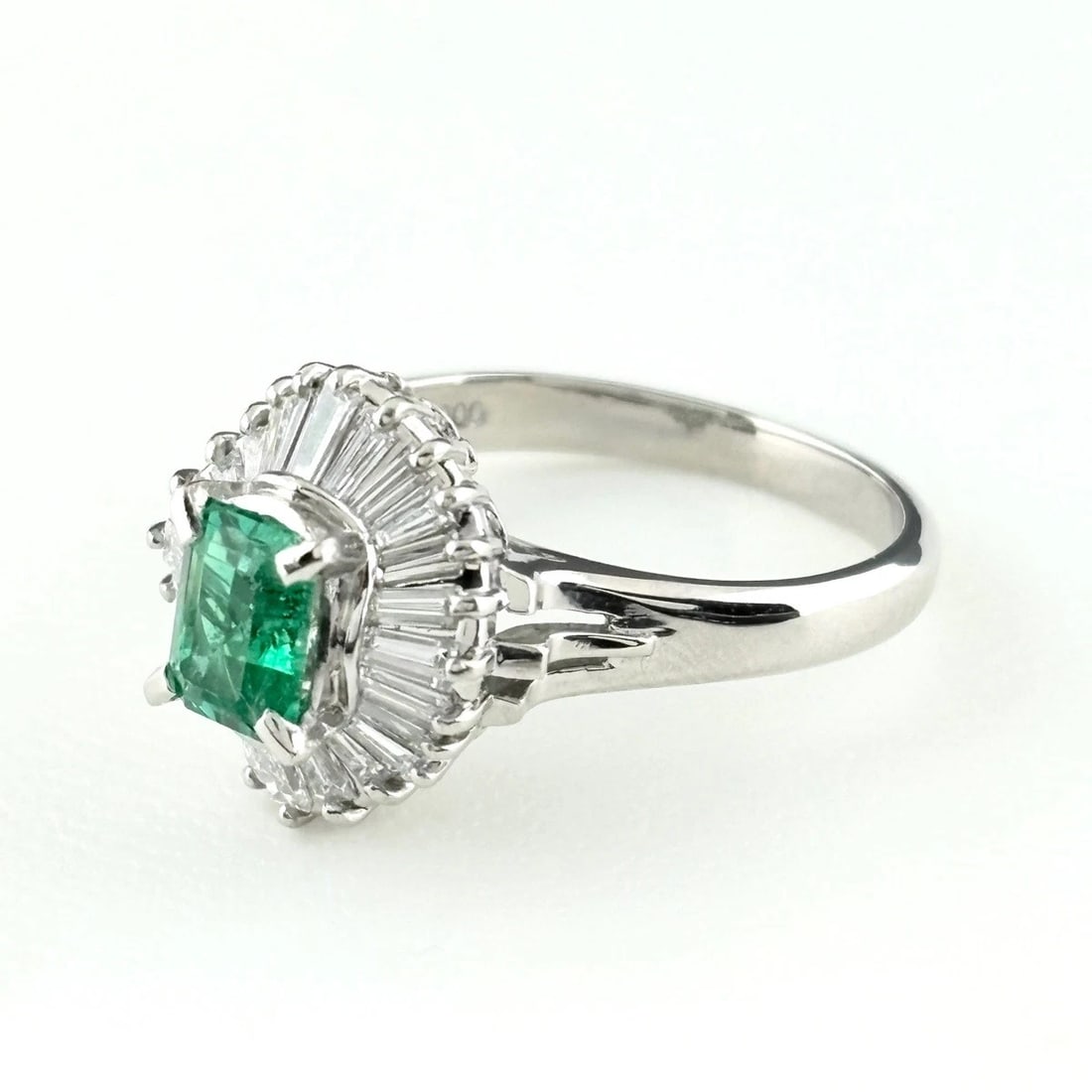 EMERALD DESIGN PLATINUM MELEE DIAMOND RING - 3