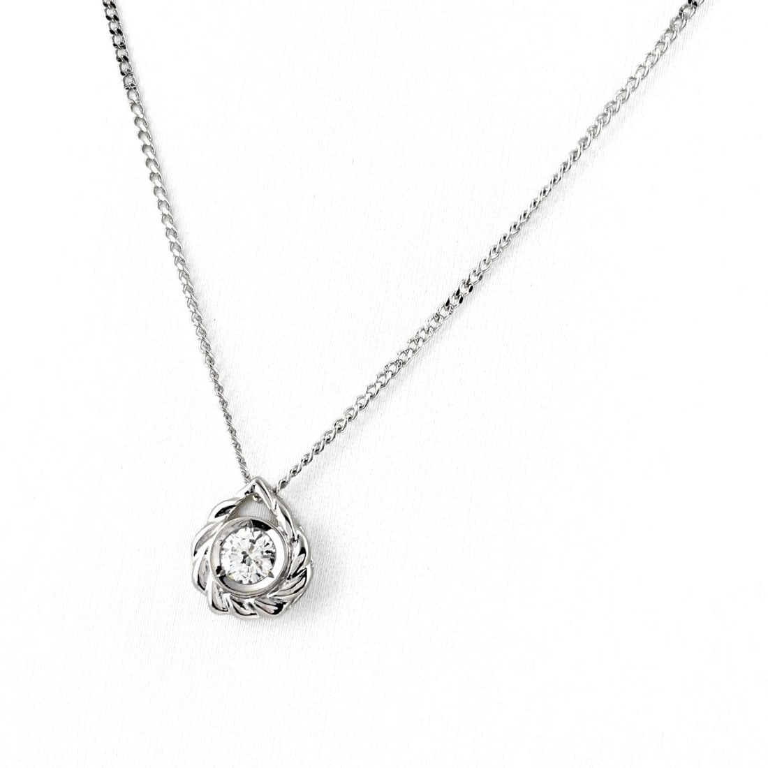 DIAMOND DESIGN NECKLACE PLATINUM PENDANT: Diamond design necklace Platinum Pendant Brand: Unbranded Type/Style: Necklace Material: Pt900 Pt850, Main Stone/Creation Natural Color: None Size: Chain / code 40cm(15.7") 0.25ct Chain width