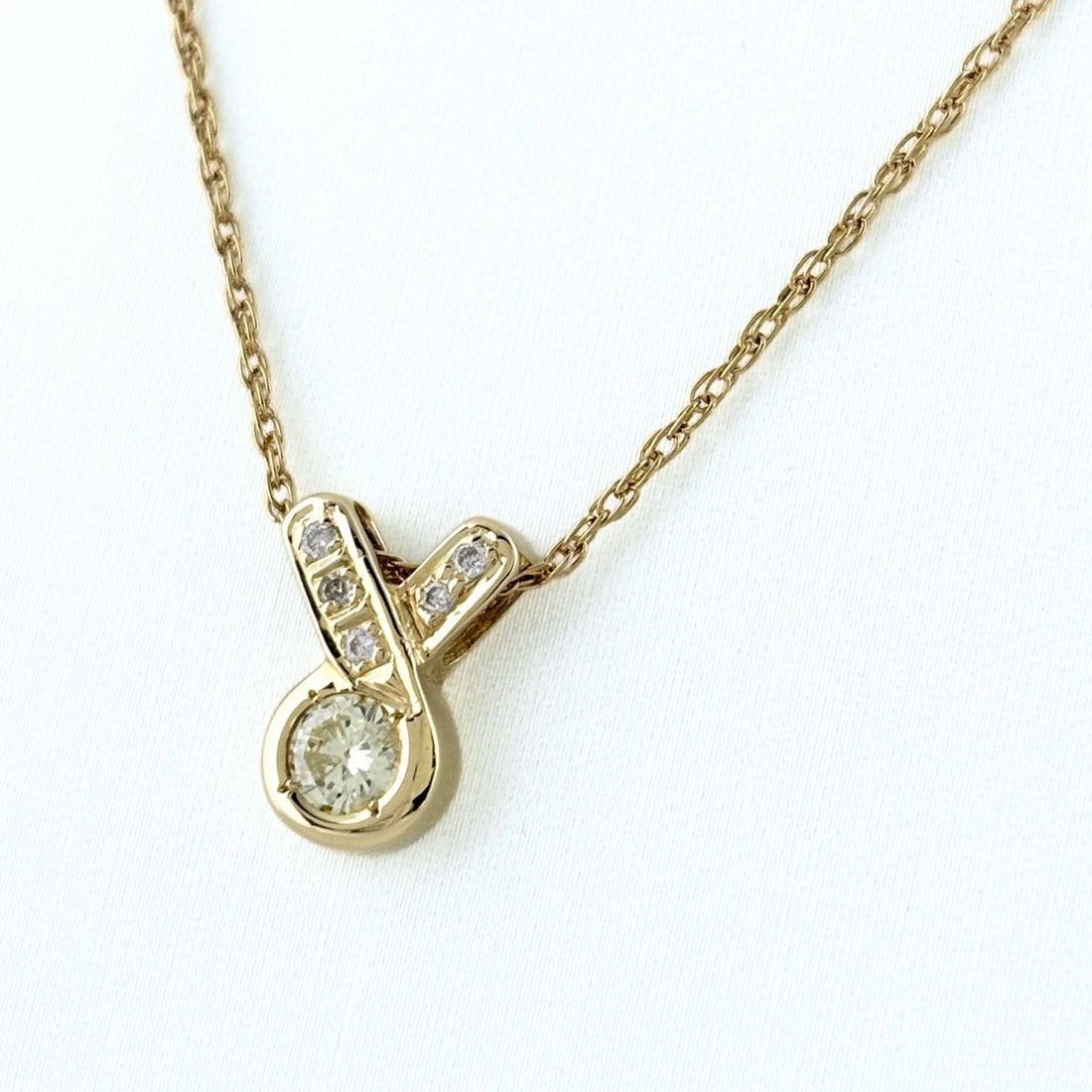 DIAMOND DESIGN NECKLACE YG YELLOWGOLD PENDANT MELEE: Diamond design necklace YG YellowGold Pendant melee Brand: Unbranded Type/Style: Necklace Material: 18K YG, Main Stone/Creation Natural Color: YG Size: Chain / code 41cm(16.1") Pendant size