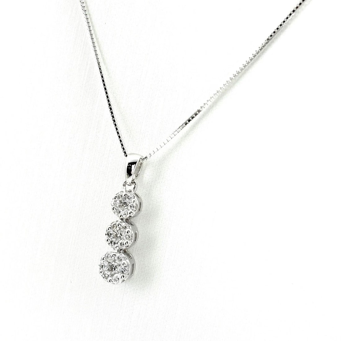 MELEE DIAMOND DESIGN WHITEGOLD PENDANT NECKLACE: melee diamond design WhiteGold Pendant Necklace Brand: Unbranded Type/Style: Necklace Material: 18K WG, Main Stone/Creation Natural Color: WG Size: Chain / code 45cm(17.7") Carat Weight 0.50ct Chain