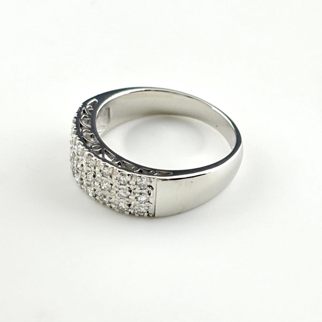 MELEE DIAMOND DESIGN PLATINUM RING: melee diamond design Platinum Ring Brand: Unbranded Type/Style: Ring Material: Pt900, Main Stone/Creation Natural Color: None Size: US 6 to 6.5 Accessories: None Accessories Notice: When purchasing