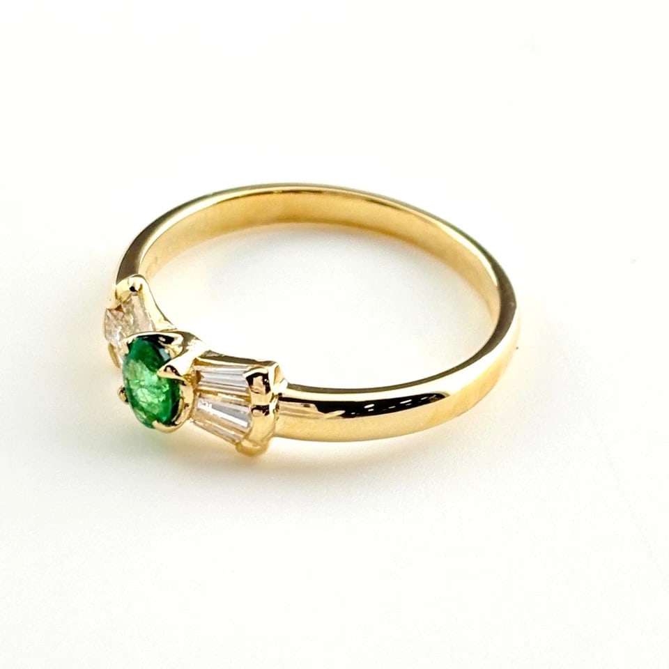 EMERALD DESIGN YG MELEE DIAMOND RING: emerald design YG melee diamond Ring Brand: Unbranded Type/Style: Ring Material: 18KYellowGold, Main Stone/Creation Emerald Diamond Color: YellowGold Size: US 5.5 to 6 Accessories: None Ac