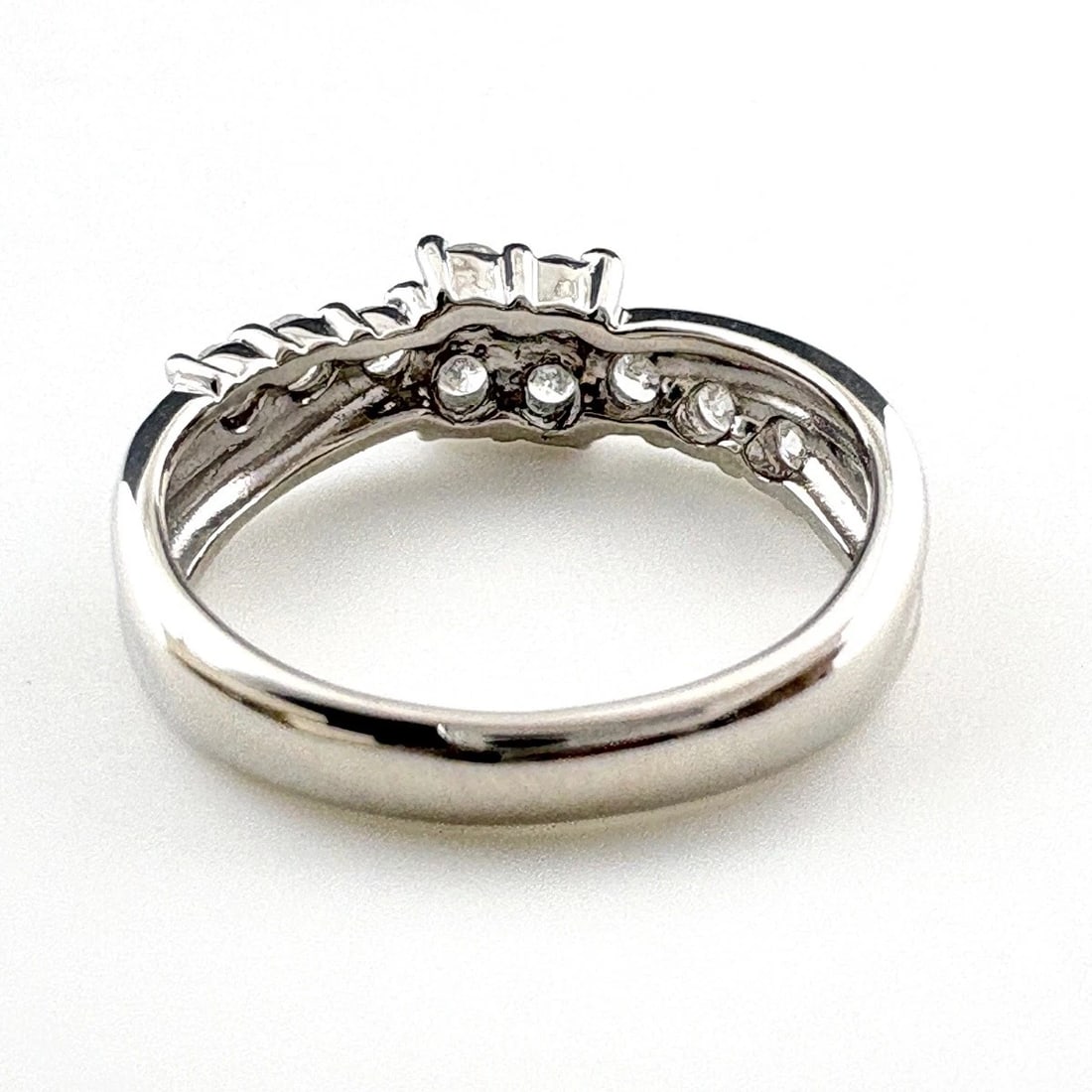 MELEE DIAMOND DESIGN PLATINUM RING - 4