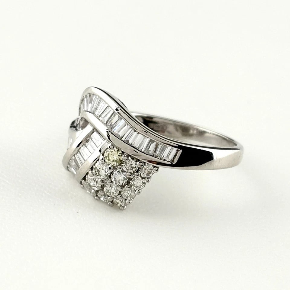MELEE DIAMOND DESIGNPLATINUM RING: melee diamond designPlatinum Ring Brand: Unbranded Type/Style: Ring Material: Pt900, Main Stone/Creation Natural Color: None Size: US 5 Accessories: None Accessories Notice: When purchasin