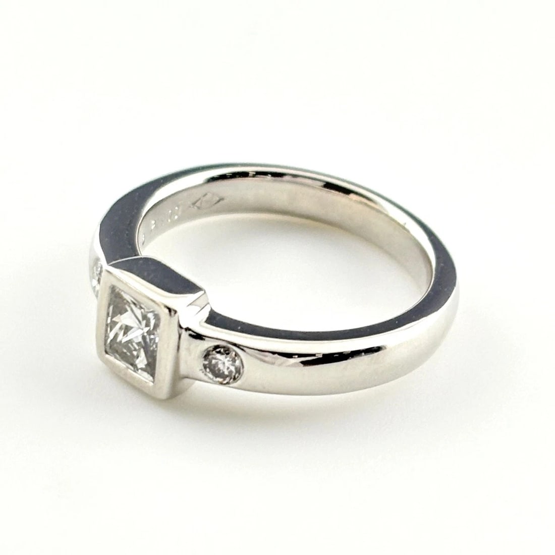 DIAMOND DESIGN PLATINUM MELEE RING: diamond design Platinum melee Ring Brand: Unbranded Type/Style: Ring Material: Pt900, Main Stone/Creation Natural Color: PT Size: US 5 Accessories: None Accessories Notice: When purchasing pre-owned
