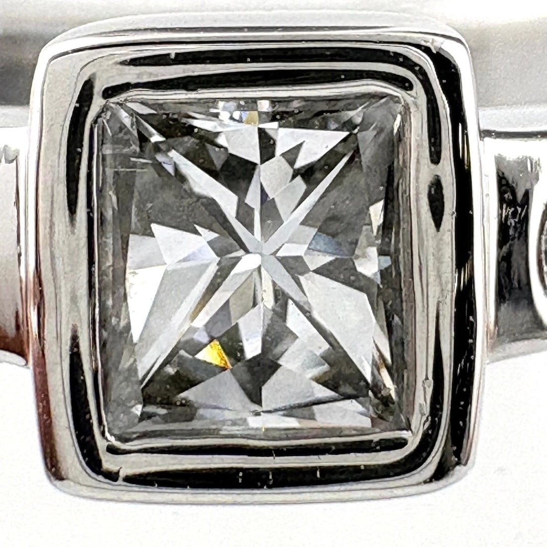 DIAMOND DESIGN PLATINUM MELEE RING - 2