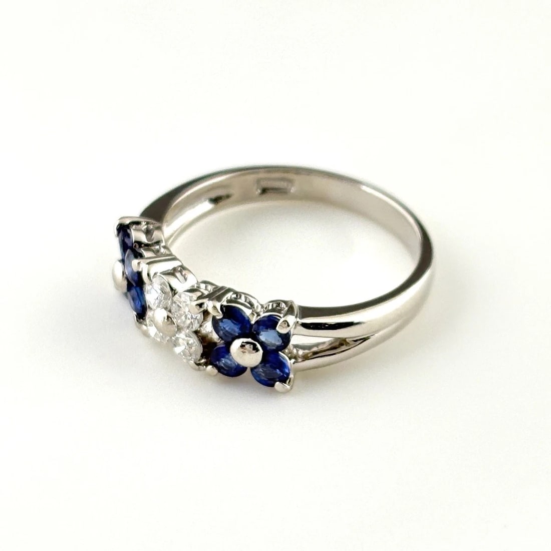 SAPPHIRE DESIGN PLATINUM MELEE DIAMOND RING: sapphire design Platinum melee diamond Ring Brand: Unbranded Type/Style: Ring Material: Pt900, Main Stone/Creation sapphire diamond Color: None Size: US 6.5 Accessories: None Accessories Notice: When
