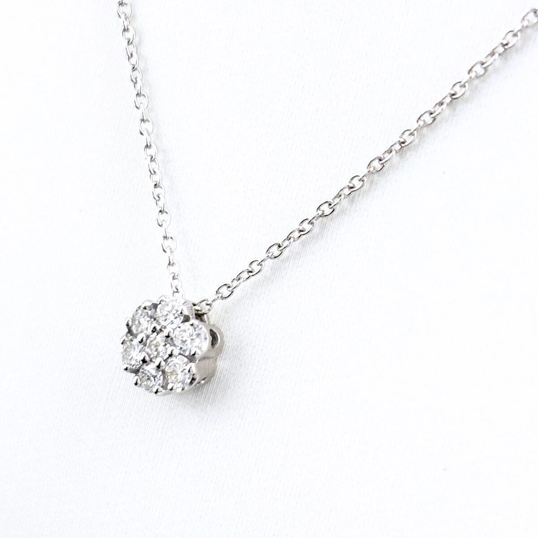 PONTE VECCHIO FLOWER MOTIF DESIGN NECKLACE PENDANT FLOWER MELEE DIAMOND: Ponte Vecchio Flower motif design Necklace Pendant flower melee diamond Brand: Ponte Vecchio Type/Style: Necklace Material: 18K, Main Stone/Creation Natural Color: None Size: Chain / code