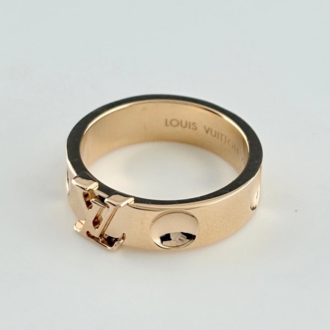 LOUIS VUITTON BERG EMPREINTE RING: Louis Vuitton Berg Empreinte Ring Brand: Louis Vuitton Type/Style: Ring Material: 750 Pink Gold, Main Stone/Creation Natural Color: Pink Gold Size: US 5 Accessories: None Accessories Notice: When