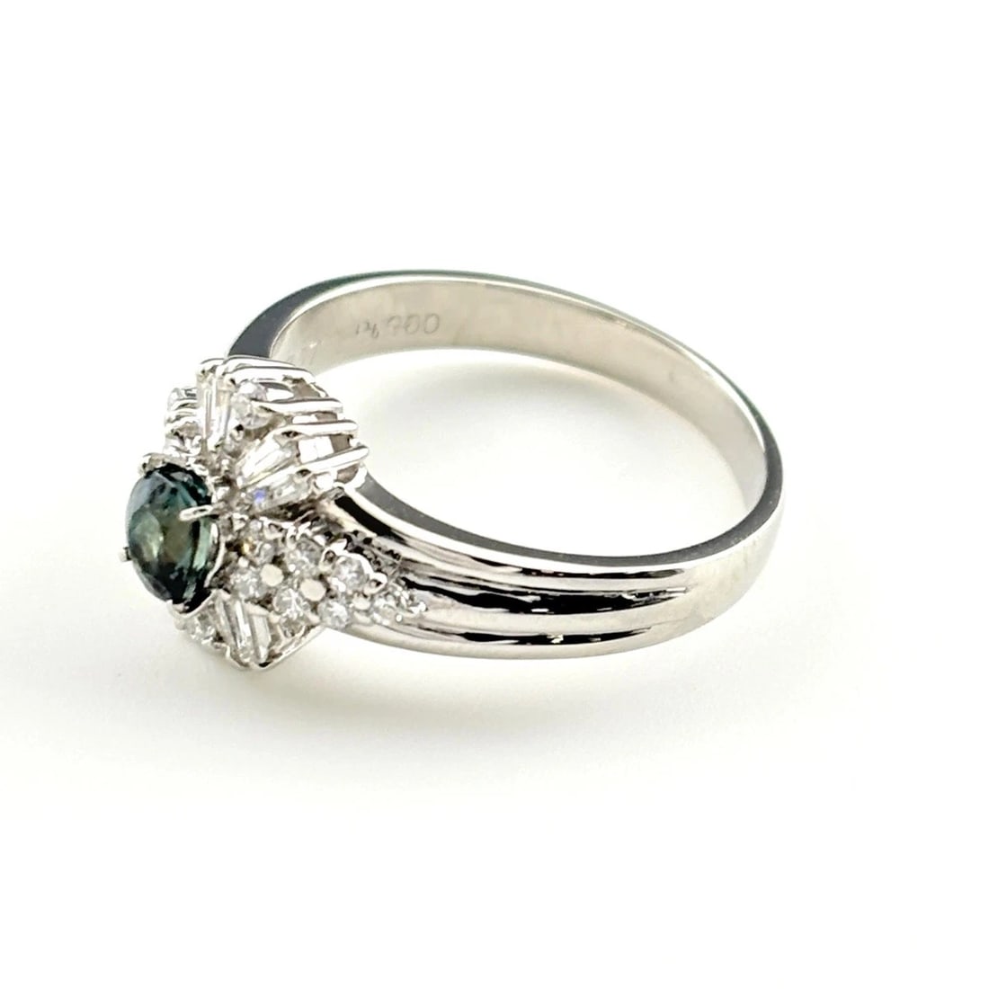 ALEXANDRITE DESIGN PLATINUM MELEE DIAMOND RING: alexandrite design Platinum melee diamond Ring Brand: Unbranded Type/Style: Ring Material: Pt900, Main Stone/Creation alexandritDiamond Color: None Size: US 6.5) Accessories: None Accessories Notice: