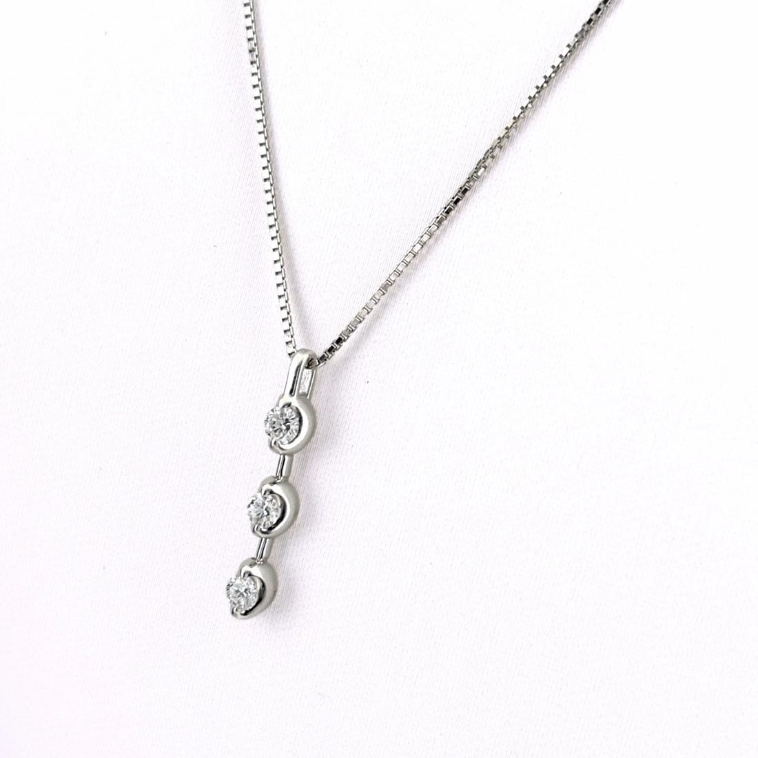 MELEE DIAMOND DESIGN WHITEGOLD PENDANT NECKLACE: melee diamond design WhiteGold Pendant Necklace Brand: Unbranded Type/Style: Pendant Material: 18KWhite Gold, Main Stone/Creation Natural Color: White Gold Size: Chain / code 56.5cm(22.2") Chain