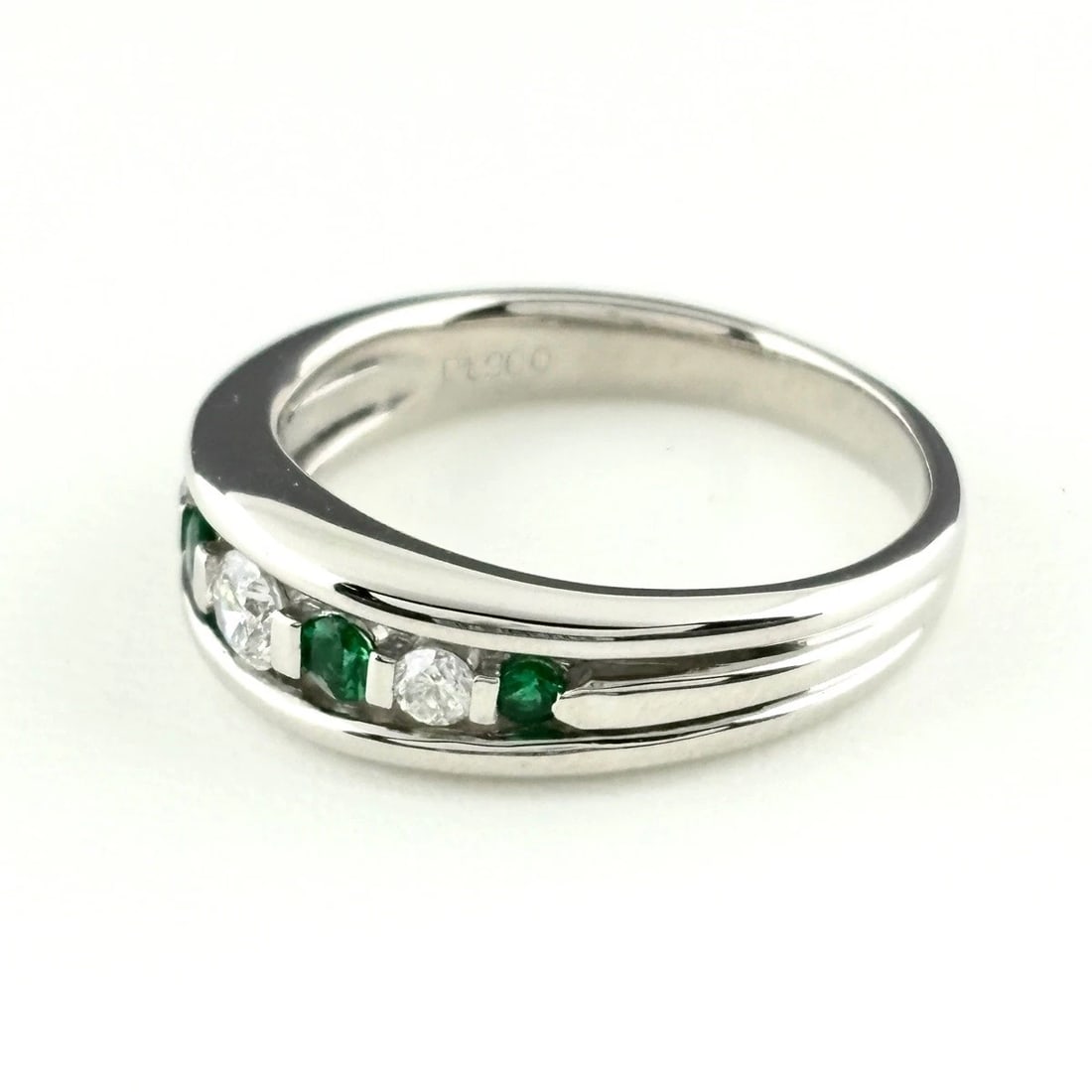 EMERALD DESIGN PLATINUM MELEE DIAMOND RING: emerald design Platinum melee diamond Ring Brand: Unbranded Type/Style: Ring Material: Pt900, Main Stone/Creation Emerald diamond Color: None Size: US 8 Accessories: None Accessories Notice: When